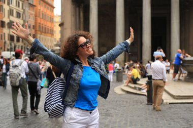 Pantheon üzerinde güzel genç kadın