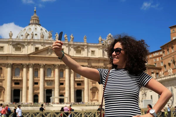 Schöne junge Frau in vatican — Stockfoto