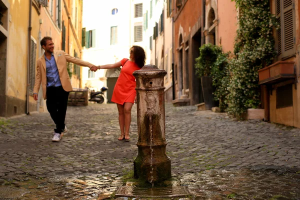 Νεαρό ζευγάρι στην Ιταλία — Φωτογραφία Αρχείου