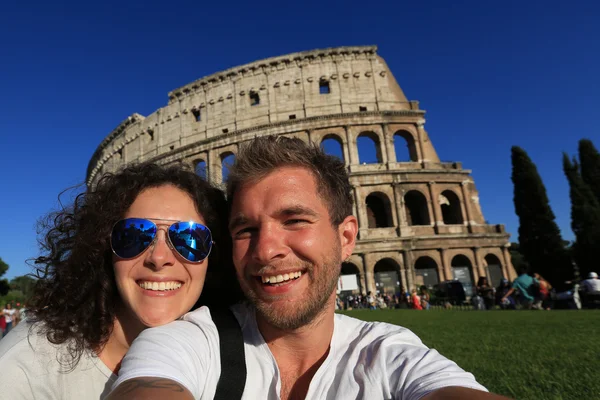 Et par turister i Roma. – stockfoto