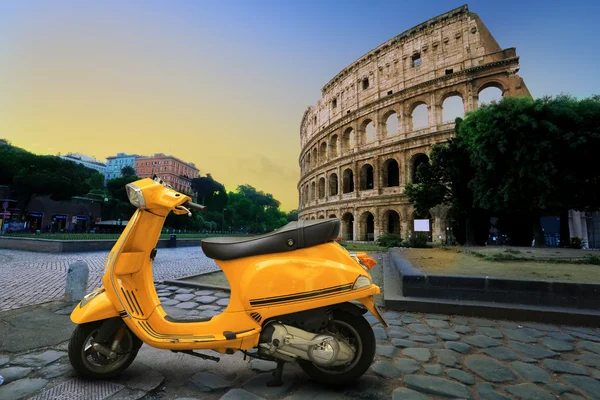 Scooter vintage giallo — Foto Stock