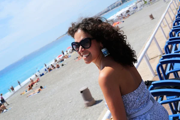 Vacker flicka på stranden i nice — Stockfoto