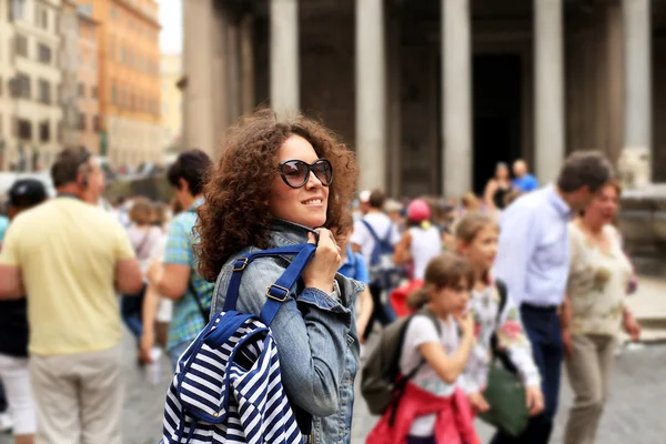 Piękna dziewczyna turystyczne w Rzymie — Zdjęcie stockowe