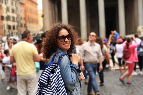 Vacker flicka turist i Rom — Stockfoto