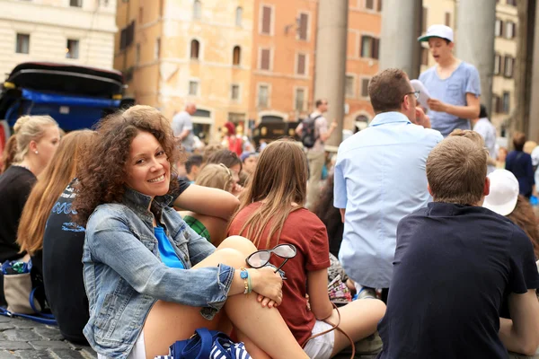 ローマの美しい少女観光 — ストック写真