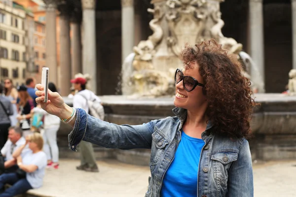 Beautiful girl tourist in Rome — Stock Photo, Image