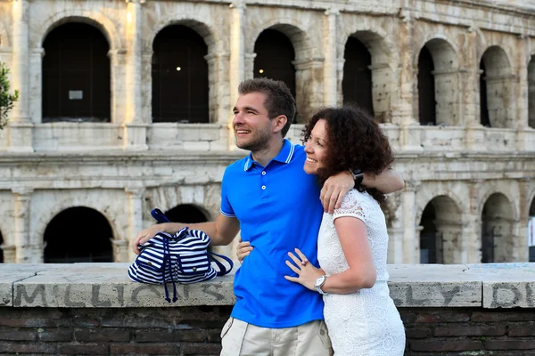 Jeune couple à Rome — Photo