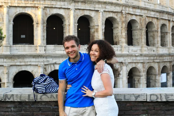 Jeune couple à Rome — Photo