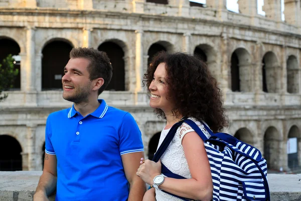 Ungt par i Rom — Stockfoto