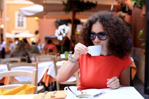 Ung dam i caféet — Stockfoto