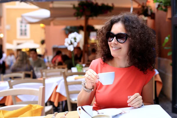 Jeune femme dans le café — Photo