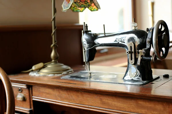 Black retro sewing machine — Stock Photo, Image