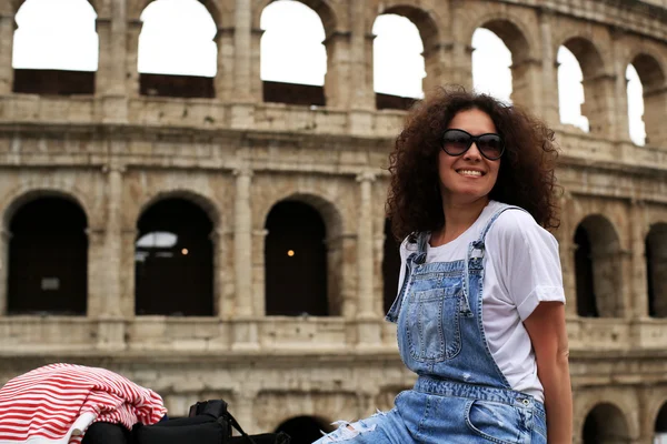 Vakker jente i Roma. – stockfoto