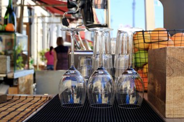 Üç temiz şarap bardakları