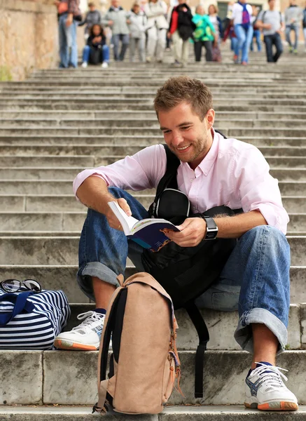 Tourist with a guide book — Stock Photo, Image
