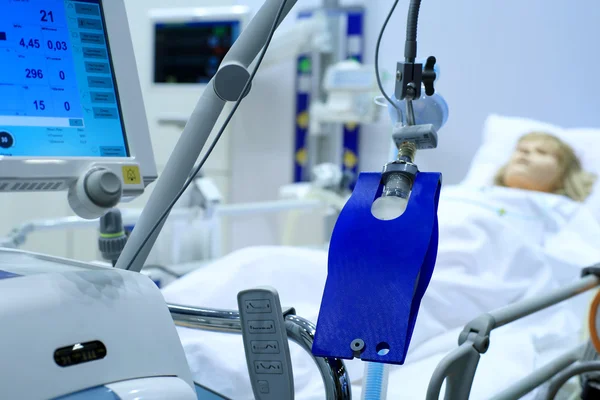 Patient in a hospital bed for diagnosis — Stock Photo, Image