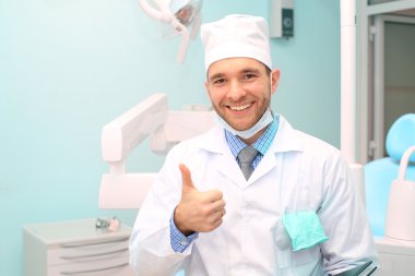 Doktor hasta bir reçete yazıyor.
