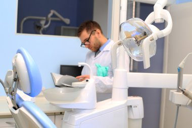 Doktor hasta bir reçete yazıyor.