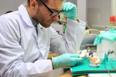 Laboratuarda diş teknisyeni