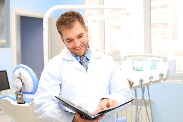 Dentist writes a patient a prescription — Stock Photo, Image