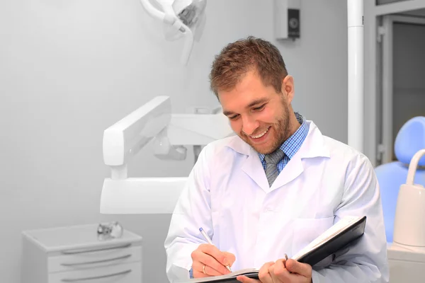 Doctor writes a patient a prescription — Stock Photo, Image