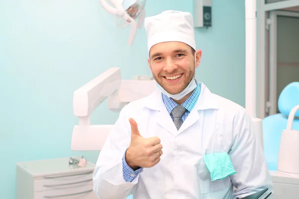 Doctor writes a patient a prescription — Stock Photo, Image