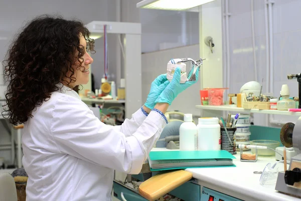 Dental technician in the lab — Stock Photo, Image