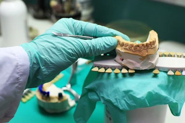 Técnico dental comprueba su trabajo — Foto de Stock