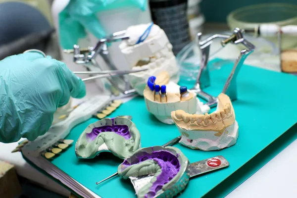 Diş teknisyeni çalışmaları denetler — Stok fotoğraf