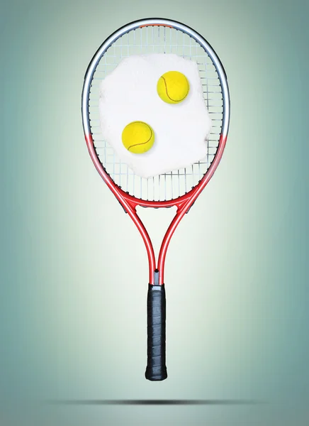 Raqueta de tenis con toalla blanca — Foto de Stock