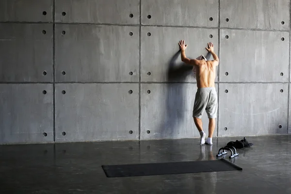 Człowiek w ścianie w sali gimnastycznej — Zdjęcie stockowe
