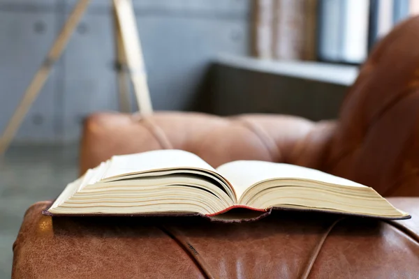 Libro grueso en tapa dura — Foto de Stock