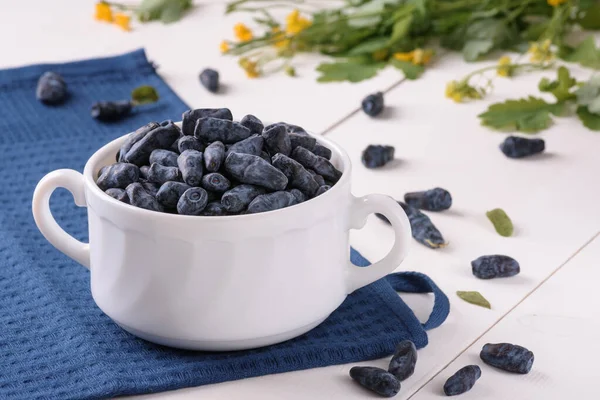 Madreselva Una Taza Blanca Encuentra Una Servilleta Azul Vegetación Fondo — Foto de Stock