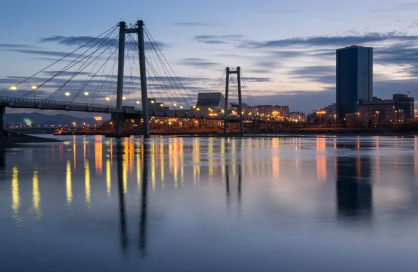 Krasnoyarsk, a pedestrian bridge over the Yenisei — Stock Photo, Image