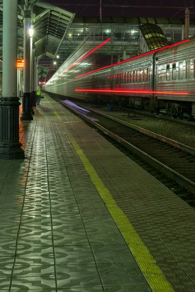 Trainleaving Peron tren ile gece ışık