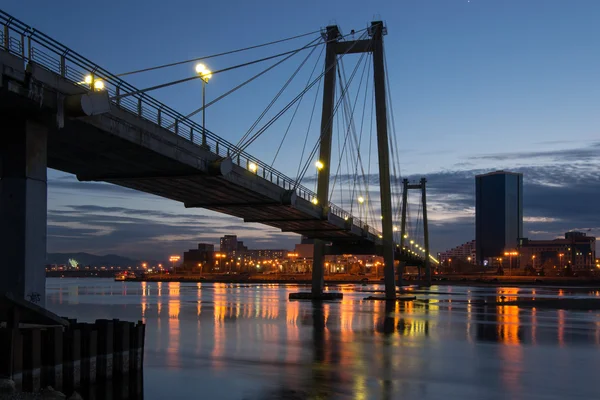 Notte Krasnoyarsk, un ponte pedonale sullo Yenisei — Foto Stock