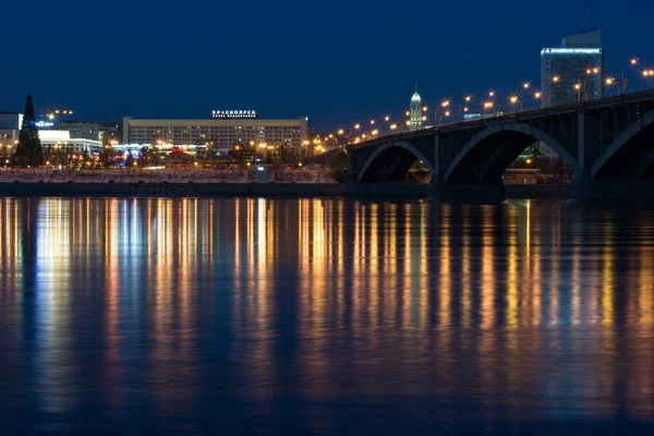 晚上在叶尼塞河的克拉斯诺雅斯克桥 — 图库照片