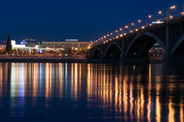 Night Krasnoyarsk bridge over the Yenisei — Stock Photo, Image