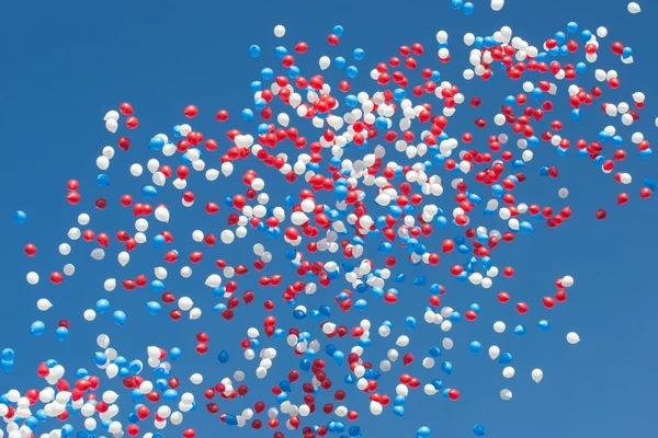Gökyüzünde renkli balonlar