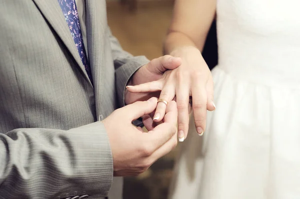 Tausch Der Eheringe Trauung Bräutigam Legt Goldenen Ehering Den Finger — Stockfoto