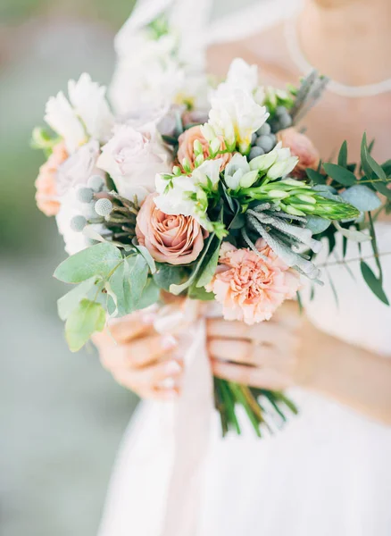 Bouquet Nuziale Vicino Mani Della Sposa Cerimonia Nuziale All Aperto — Foto Stock