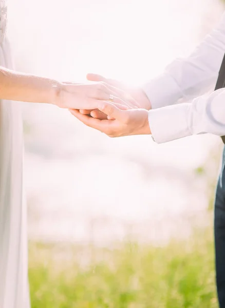 Matrimonio Sposa Sposo Tengono Mano Anello Fidanzamento Sfondo Bianco Verde — Foto Stock