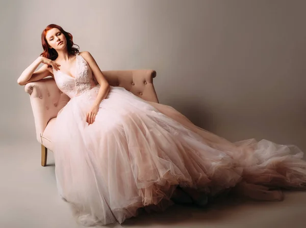 Bella Sposa Abito Sposa Rosa Seduto Divano Epoca Studio Ritratto — Foto Stock