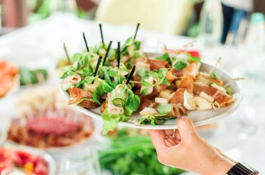 Sebze ve mezeler beyaz tabakta. Sağlıklı büfe. Ev tatili kutlaması. Yemek masasını kapatın. Yemek partisi.