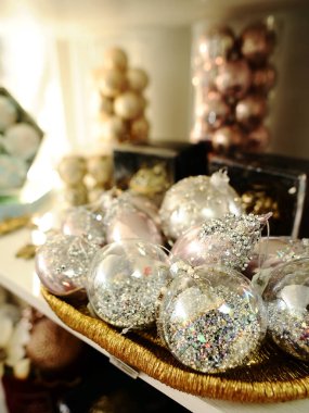 Noel baloları. Noel zamanı, mutlu yıllar konsepti. Bej arka planda altın noel süslemesi.