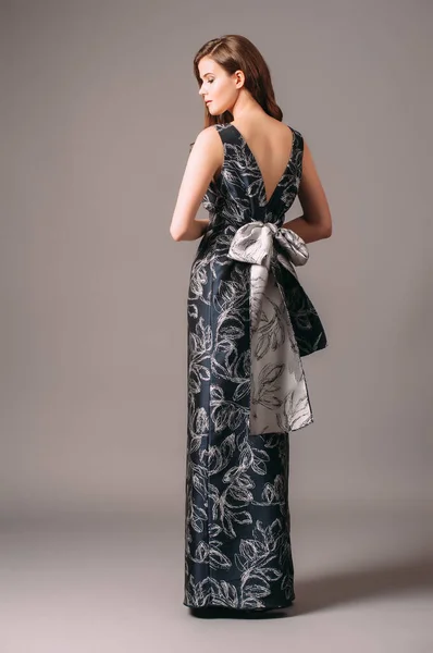 Vestido Noite Preto Modelo Bonito Vestido Extravagante Com Arco Exuberante — Fotografia de Stock