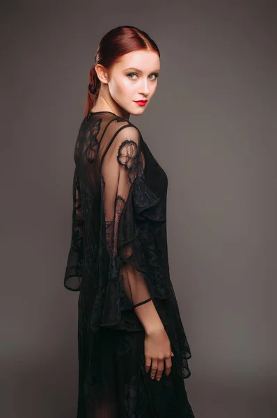 Черное Прозрачное Вечернее Платье Модель Высоких Каблуках Современная Женская Внешность — стоковое фото