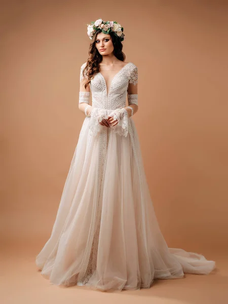 Giovane Sposa Caucasica Studio Sfondo Marrone Abito Sposa Bianco Ghirlanda — Foto Stock