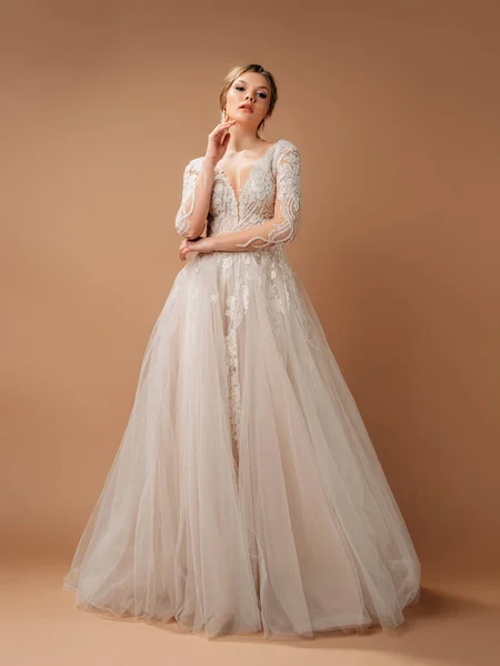 Elegante Abito Sposa Lussureggiante Modello Biondo Pizzo Bianco Abito Sposa — Foto Stock