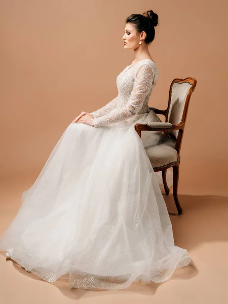 Elegante Trouwjurk Mooie Brunette Bruid Zittend Een Vintage Stoel Trouwen — Stockfoto